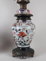 IMARI (19ème). Paire de vases en porcelaine montés en lampe...