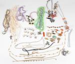 LOT de BIJOUX FANTAISIES : comprenant : bagues, bracelets, colliers,...
