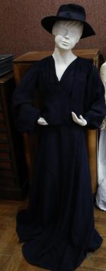 MANNEQUIN enfant en résine blanche, habillé. H. 140 cm