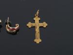 LOT d'OR jaune 18k : croix ; pendentif ouvrant "coeur"...