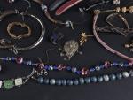LOT de bijoux fantaisies dont colliers en pierre, bracelet, bagues,...