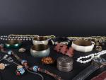 LOT de bijoux fantaisies dont colliers en pierre, bracelet, bagues,...