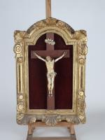 CHRIST ivoire sculpté dans un cadre en bois redoré, 18ème...