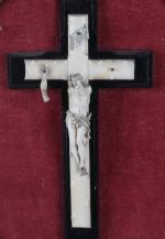 CHRIST en croix ivoire dans un médaillon. H. 46 x...