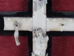 CHRIST en croix ivoire dans un médaillon. H. 46 x...