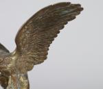 PORTE-MONTRE en forme d'aigle, bronze doré sur base de marbre,...