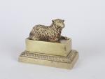 ENCRIER en bronze ciselé, couvercle surmonté d'un mouton. Vers 1830....