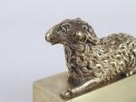 ENCRIER en bronze ciselé, couvercle surmonté d'un mouton. Vers 1830....