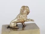 ENCRIER en bronze ciselé, couvercle surmonté d'un lion. Vers 1830....