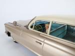 BANDAI (Japon, 1962) Cadillac Sedan 1961, tôle laquée beige metal/toit...