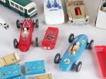 LOT de jouets plastique deux voitures de course ; Autobuis...