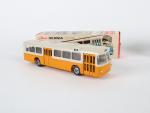 2 autocars dont :
TEKNO Danemark réf 851 Autobus Scania orange /ivoire A.b
ICONIC...