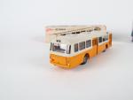 2 autocars dont :
TEKNO Danemark réf 851 Autobus Scania orange /ivoire A.b
ICONIC...