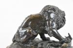 BARYE, Antoine Louis (1796-1875). Lion au serpent. Bronze à patine...
