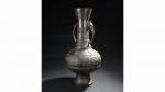 JAPON 19ème siècle. Vase globulaire sur pied en bronze à...
