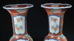 VASES (paire de grands) en porcelaine à décor Imari de...