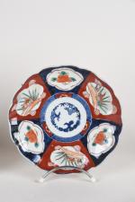 JAPON (vers 1900). Trois assiettes en porcelaine ; on y...