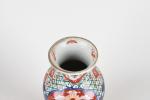 JAPON vers 1900, deux assiettes en porcelaine bordure ondulée décor...
