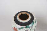 JAPON vers 1900, deux assiettes en porcelaine bordure ondulée décor...