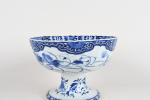 JAPON vers 1900 - COUPE en porcelaine à décor bleu...