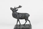 STATUETTE de cerf en bronze. H. 14 cm - L....
