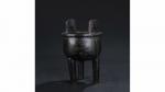 CHINE. Brûle-parfum en bronze à décor en incrustations d'argent de...
