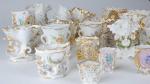 ENSEMBLE de vingt-cinq vases en porcelaine blanche et or