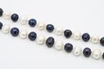 SAUTOIR formé de perles d'eau douce bleues et blanches. L....