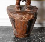 TOTEM (petit) en bois sculpté, travail africain. Hauteur : 25 cm