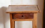 TABLE (petite) d'appoint en bois naturel piétement gaine, ouvrant à...