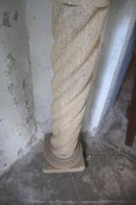 COLONNE torsadée sculptée dans un bloc de falun. Hauteur : 108...