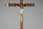 CHRIST en ivoire sur croix en bois de loupe à...