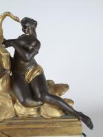 PENDULE "Léda" en bronze ciselé, doré et à patine brune....