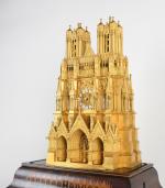 PENDULE à la cathédrale de Reims en bronze finement ciselé...