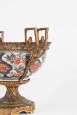COUPE ronde en porcelaine IMARI, monture en bronze sur piédouche...