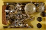LOT de métal doré comprenant : Petites cuillères, fourchettes et...