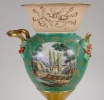 PARIS vers 1830 - VASE en porcelaine à décor polychrome...