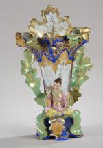 PARIS vers 1830 - VASE en porcelaine à décor polychrome...
