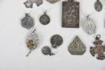 LOT de 28 médailles religieuses en métal et argent.