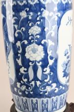 * CHINE, moderne. IMPORTANT VASE en porcelaine à décor bleu...