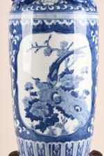* CHINE, moderne. IMPORTANT VASE en porcelaine à décor bleu...