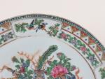 ASSIETTE en porcelaine de Canton, décor d'objets domestiques. Chine 19ème...