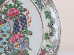 ASSIETTE en porcelaine de Canton, décor d'objets domestiques. Chine 19ème...