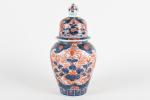 CHINE (19ème). Potiche couverte en porcelaine Imari, décor floral en...