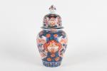 CHINE (19ème). Potiche couverte en porcelaine Imari, décor floral en...