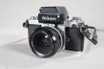 NIKON : Nikon F2 objectif Nikkor 1.4/50mm N°3232571. Avec flash...