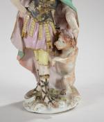 MEISSEN. Sujet d'un empereur romain tenant un chien. Porcelaine polychrome....