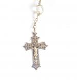 LOT comprenant un chapelet en cristal, croix en bronze argenté...