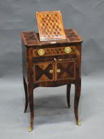 Charmante petite table écritoire de style Louis XV en marqueterie...