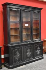 Grande bibliothèque vitrine Napoléon III en bois noirci réhaussé de...